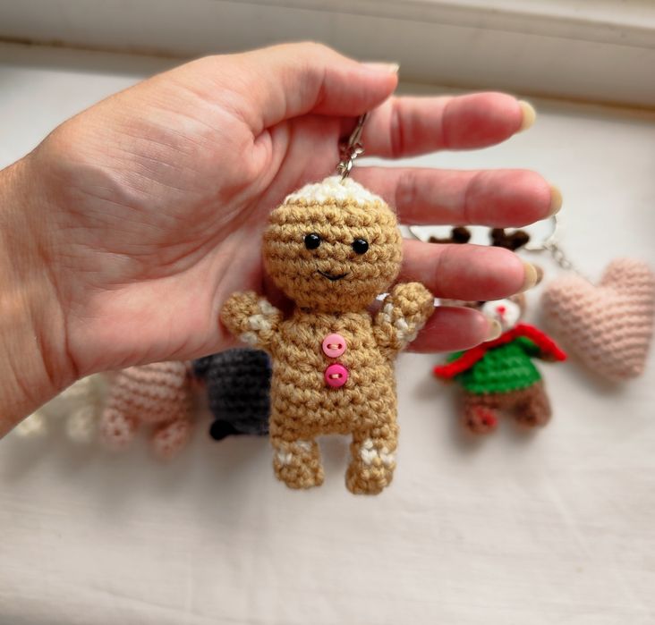 Вязаный брелок зайчик, пингвин,гусь, олень, лягушонок