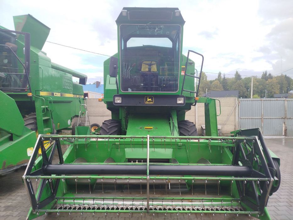 Комбайн зернозбиральний John Deere 1052, 1055