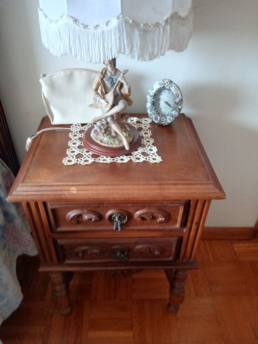 Cama de casal e mesas