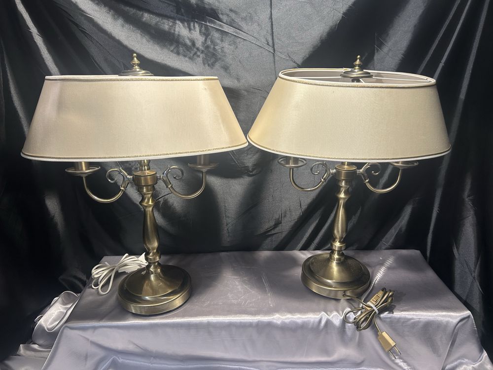 Zestaw 2 lamp stołowych – klasyczne, dwuramienne z abażurami – komplet