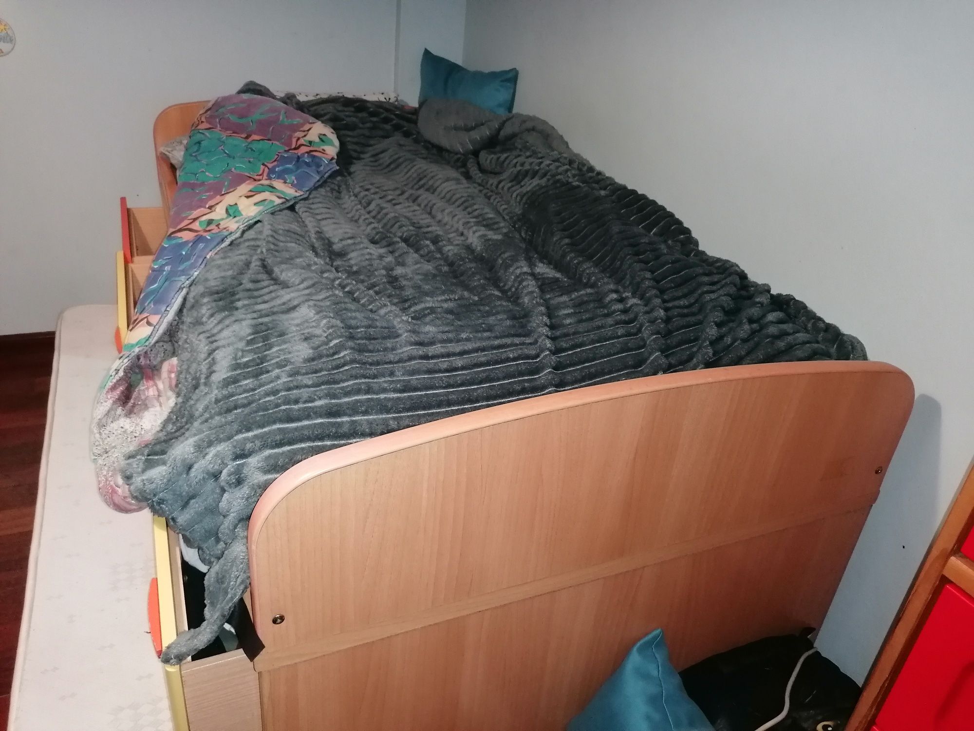 Cama dupla de solteiro com gavetas de arrumação