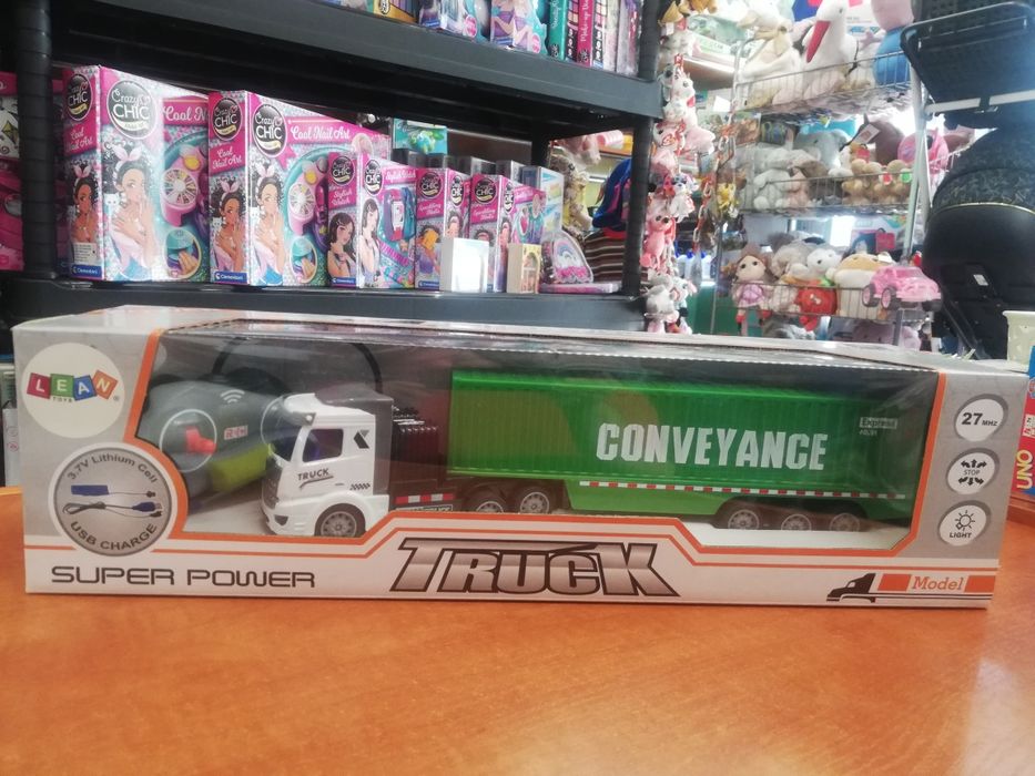 TIR z przyczepą na zdalne sterowanie