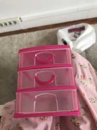 Caixa rosa com gavetas