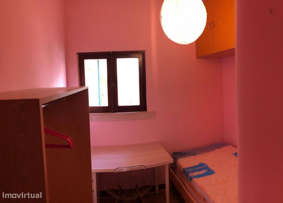 370664 - Quarto individual com casa de banho...