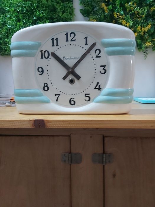 Relogio antigo em ceramica