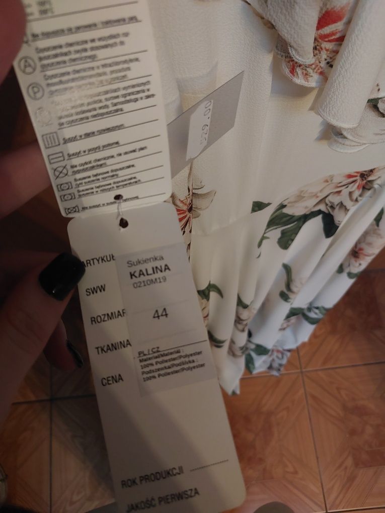 długa biała sukienka z kwiatowym wzorem Bakko