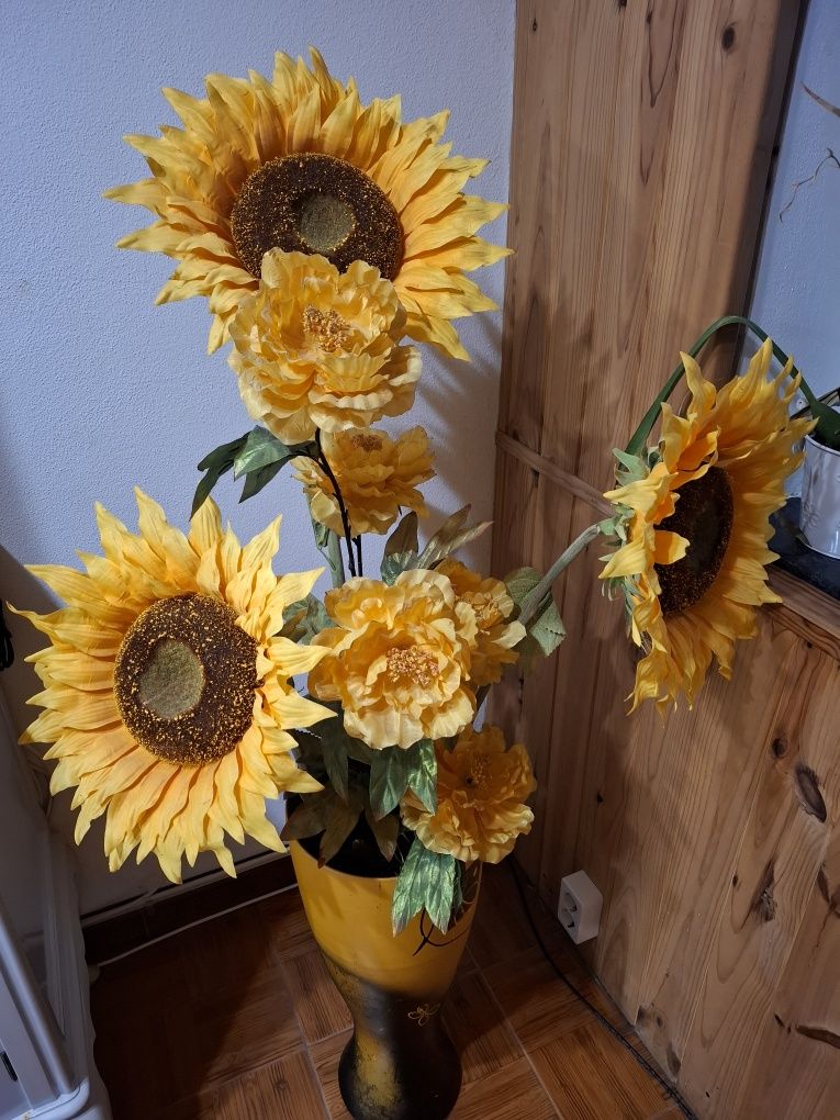 Jarrao com girassóis e flores amarelas