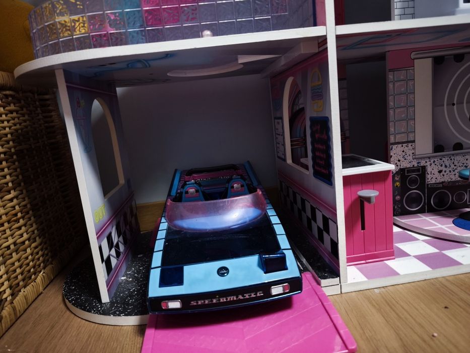 Domek LOL Suprise OMG ze zjeżdżalnią, windą i samochodem