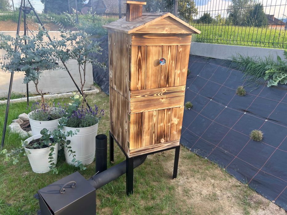 drewniana wędzarnia ogrodowa, piec wędzarniczy, wędzarnia