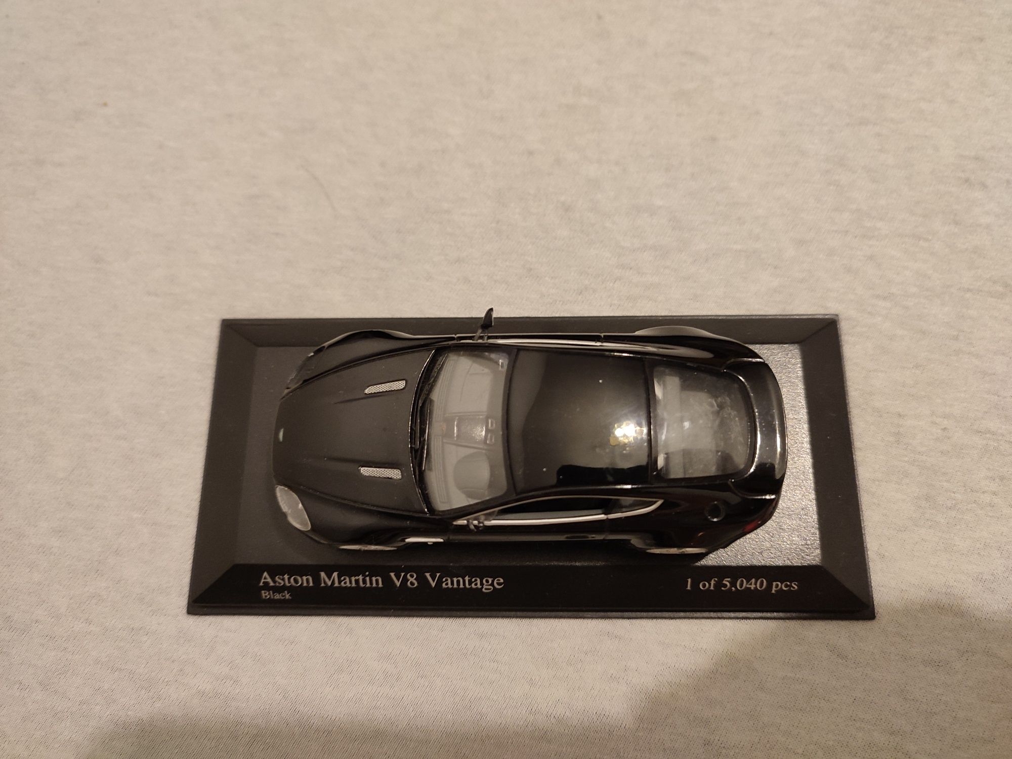 Minichamps Aston Martin V8 vantage