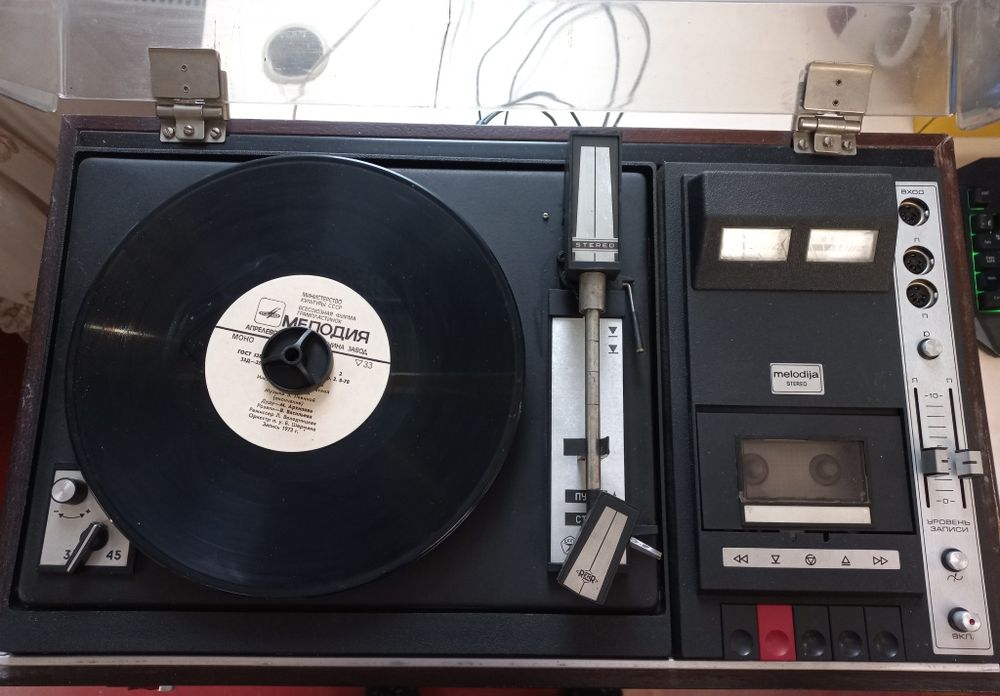Продам програвач melodija-stereo з колонками