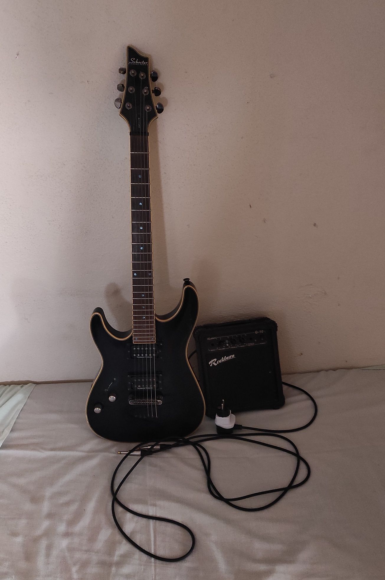 Guitarra Schecter Diamond Series "BlackJack" + Amplificador e Cabos