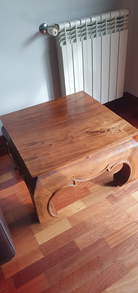 Mesa de sala em madeira