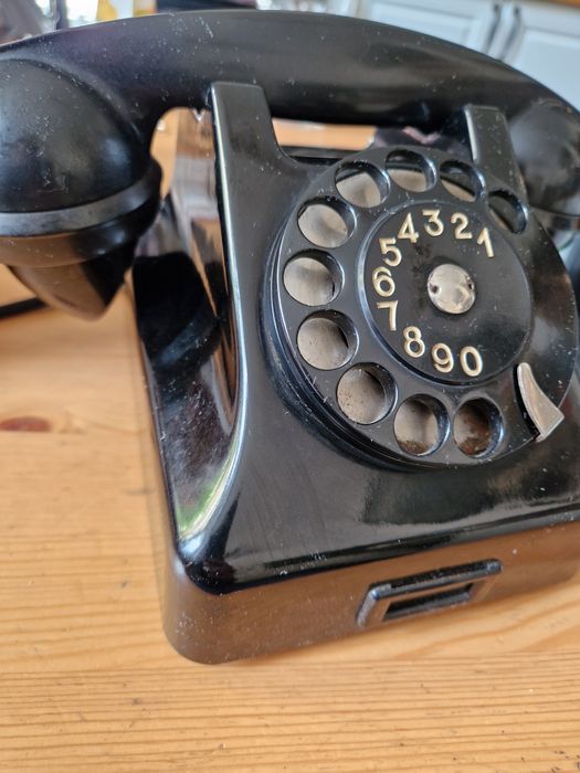 Telefon z czasów PRL czarny