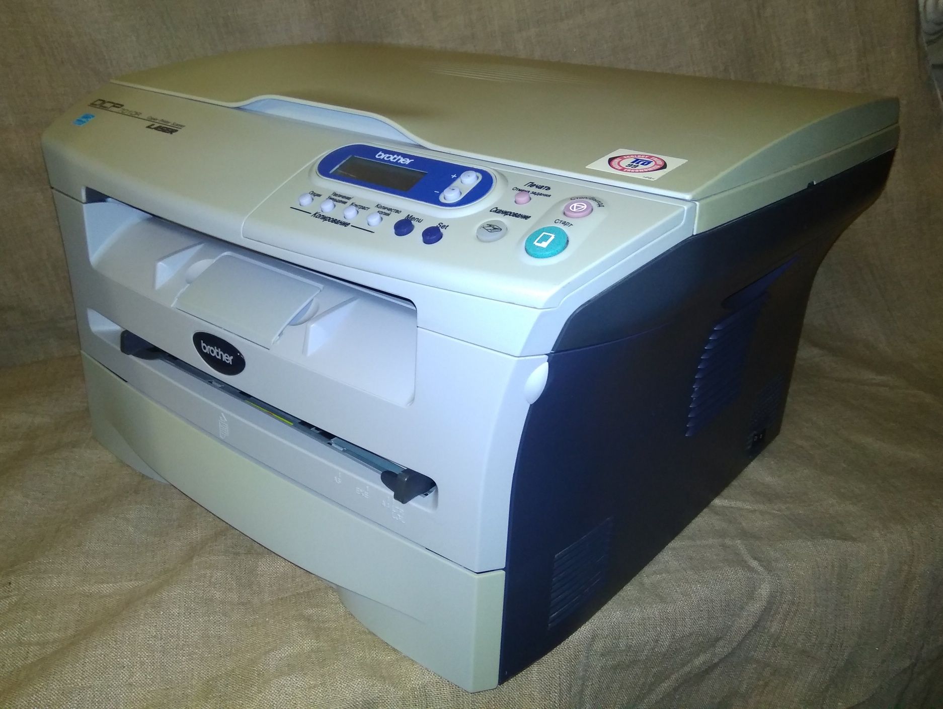 МФУ лазерный Brother DCP7010R  в отличном рабочем состоянии.