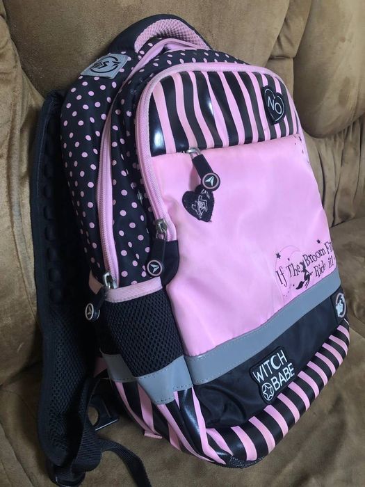 Продам шкільні портфелі