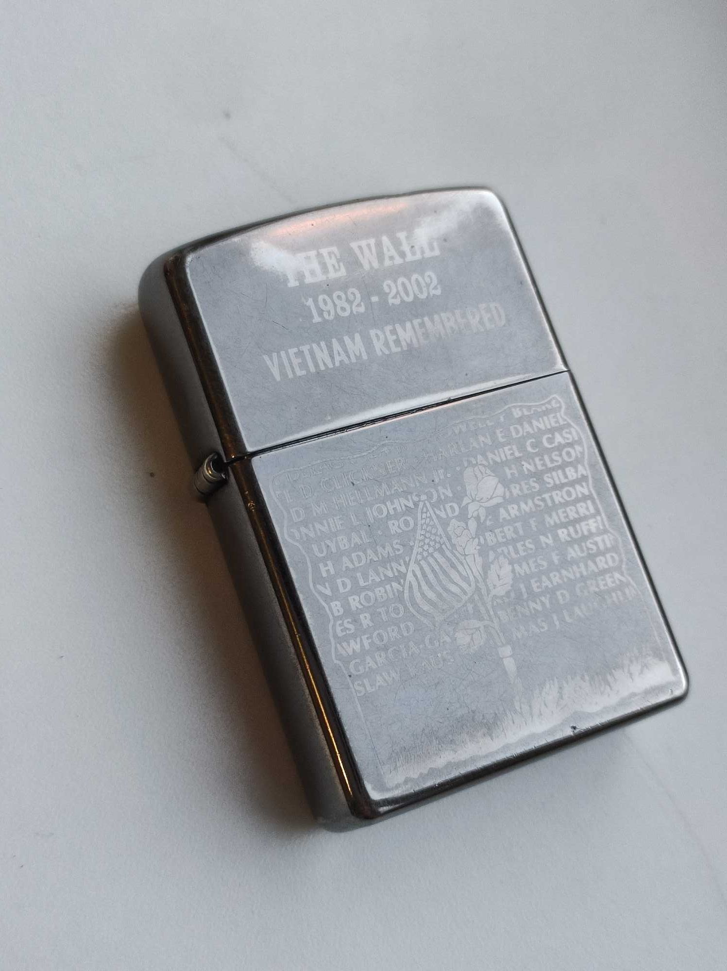 Запальничка Zippo, вироблено в США. 2005 рік