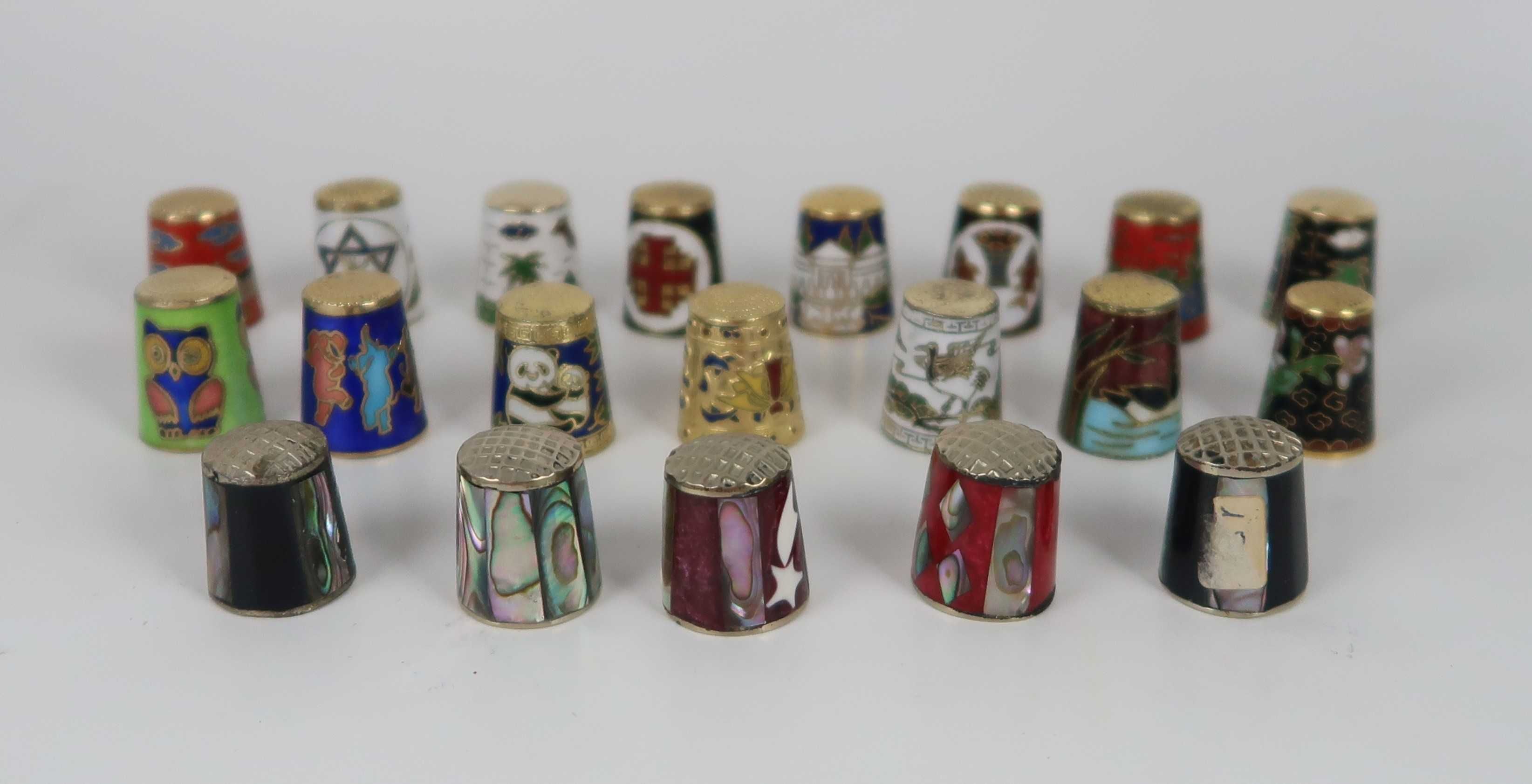 Coleção de 20 dedais em esmalte de Cloisonné e madrepérola