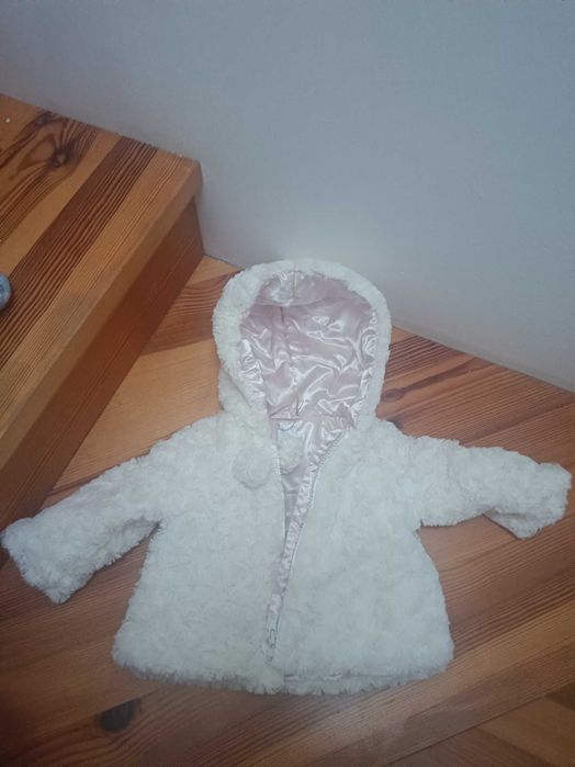 Białe futerko dla dziewczynki
