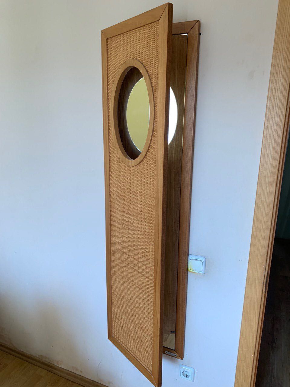 Зеркало для спальни в деревянной раме с дверцей, пр-во Малайзия