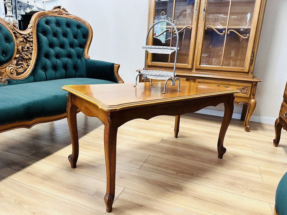 Efektowny i stylowy, orzechowy stolik ludwikowski :)