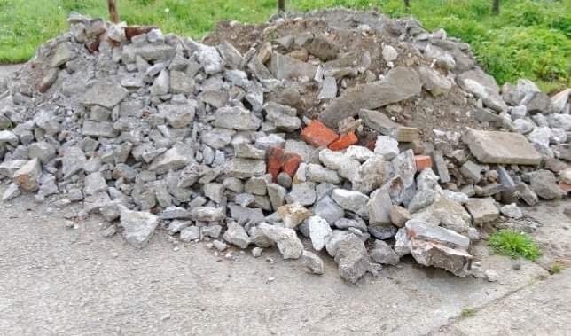 Faço cargas de entulho e pladur