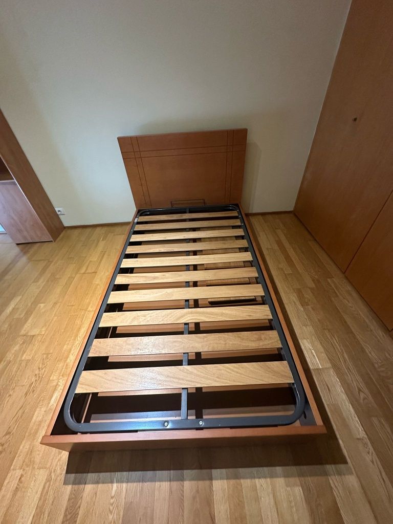 Cama de solteiro com estrado elevatório