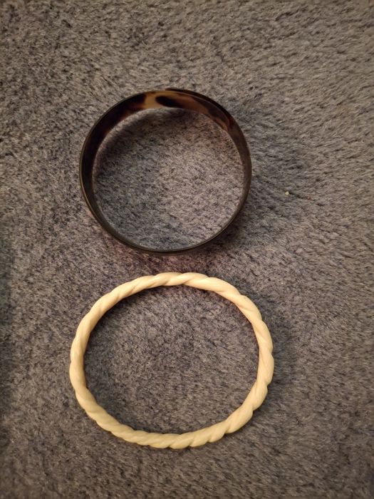 Duas pulseiras em matéria nobre