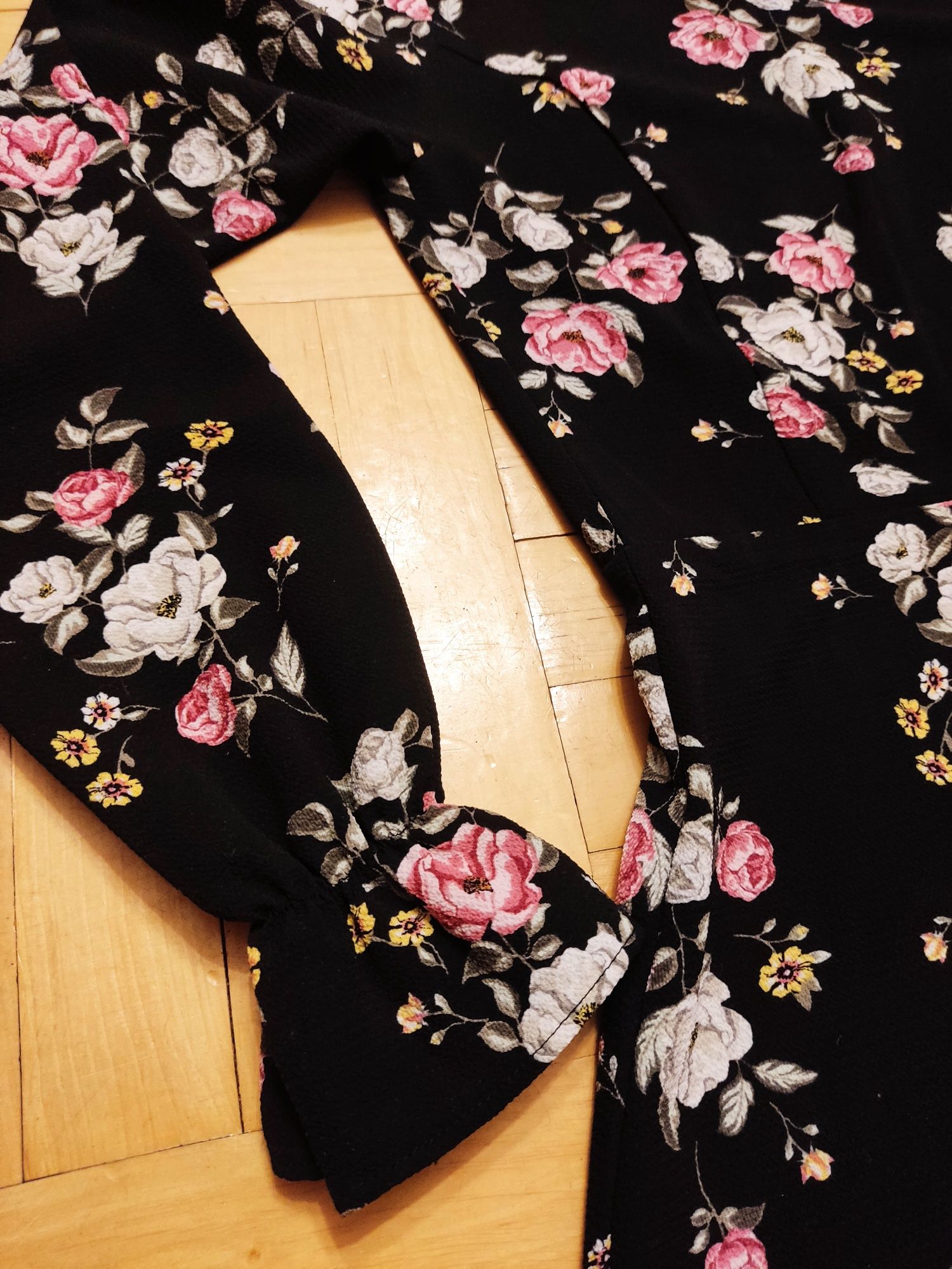 Czarna sukienka w kwiaty róże h&m dopasowana