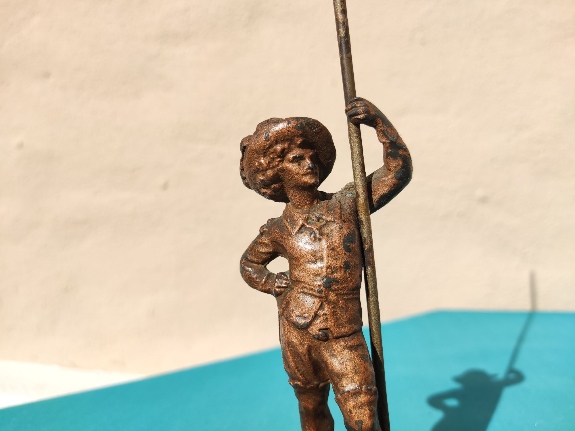 Arte Nova - Pequena escultura de soldado empunhando uma lança / vara