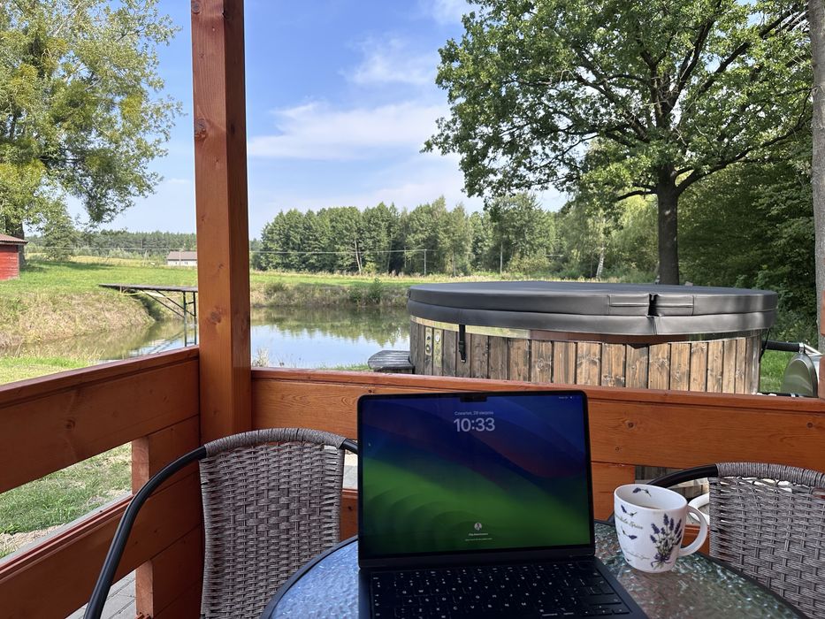 Miejsce do pracy zdalnej drewniany domek szybki internet jacuzzi sauna
