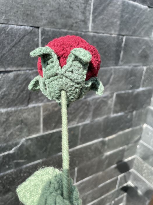 róża handmade z wloczki czerwona