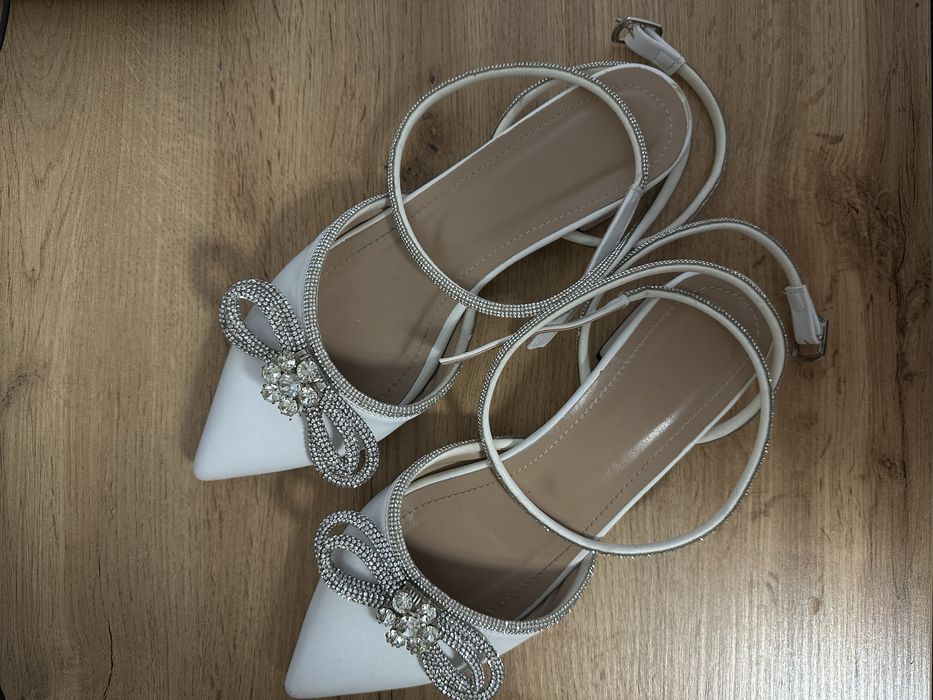 Туфлі-балетки з гострим носочком та бантиком