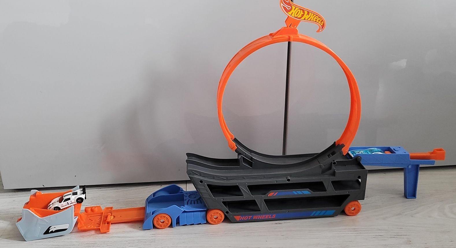 Hot Wheels Ciężarówka z pętlą + samochodzik