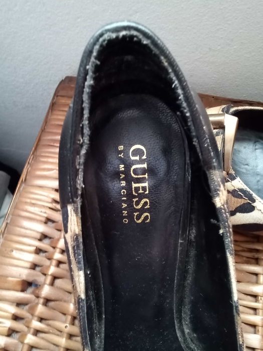 Sandálias de salto alto marca Guess