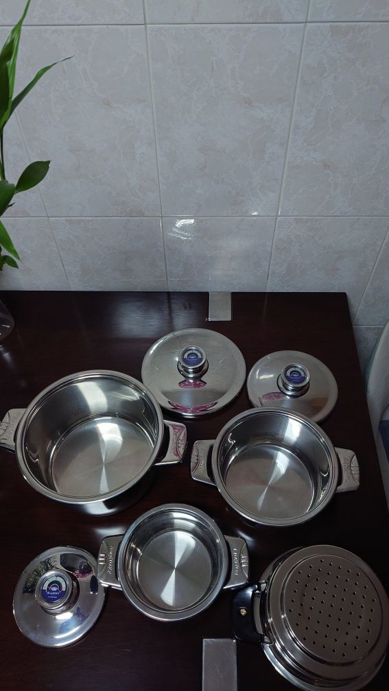 3 tachos+ 1 tacho com perfuração para cozer a vapor no total 4