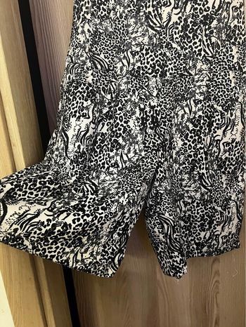 Macacão curto Kabelle padrão animal com bolsos