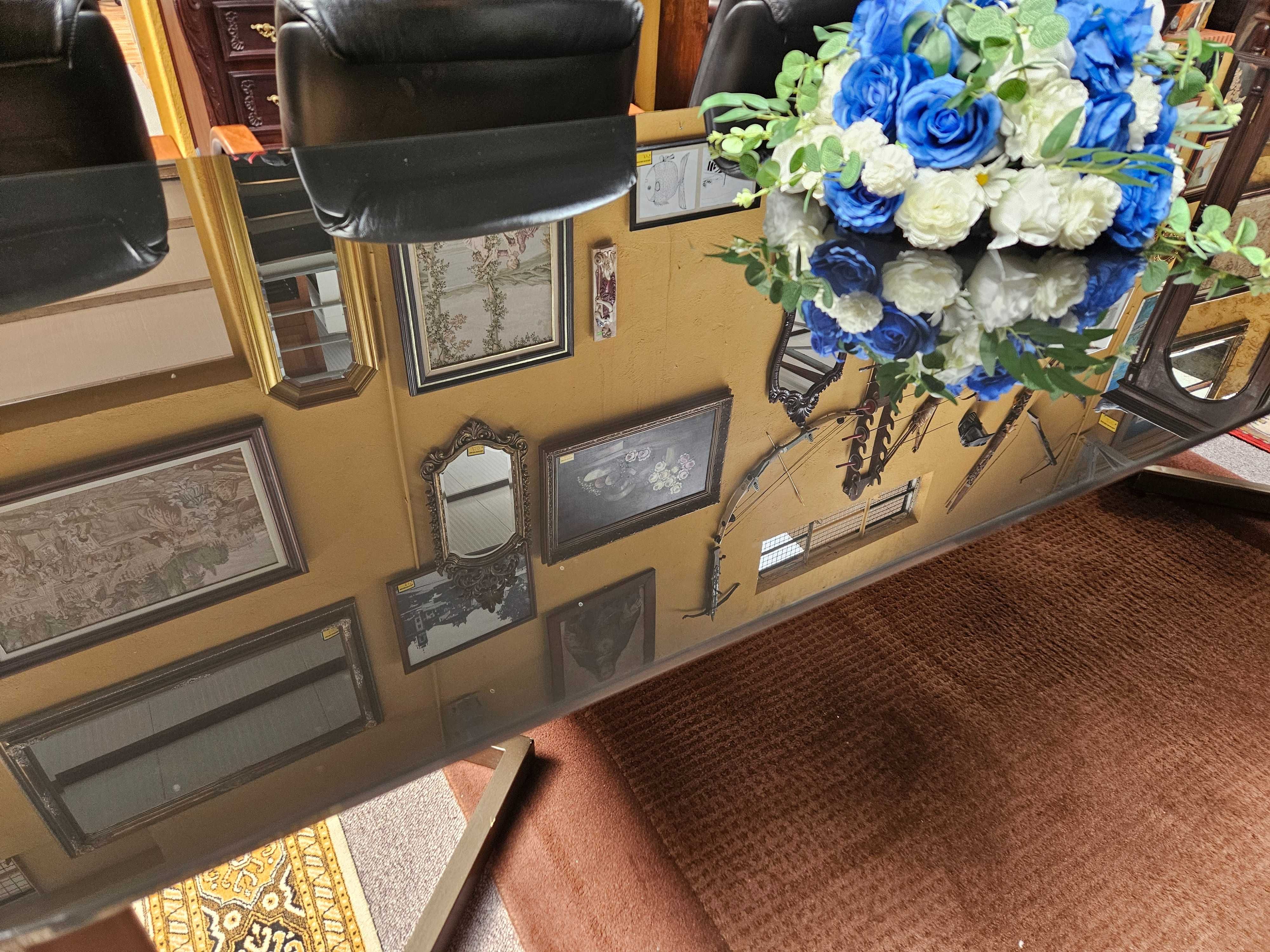 Grande mesa para sala ou escritório com estrutura em ferro e tampo em