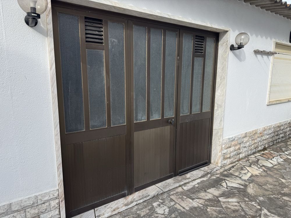 Vendo porta em alumínio 2.50m por 2.19m