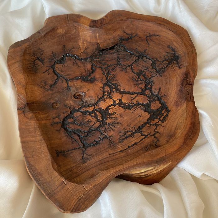 Deska do przekąsek z wzorami lichtenberga