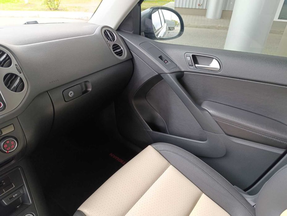 Volkswagen Tiguan 2016 року 2.0 л./бензин