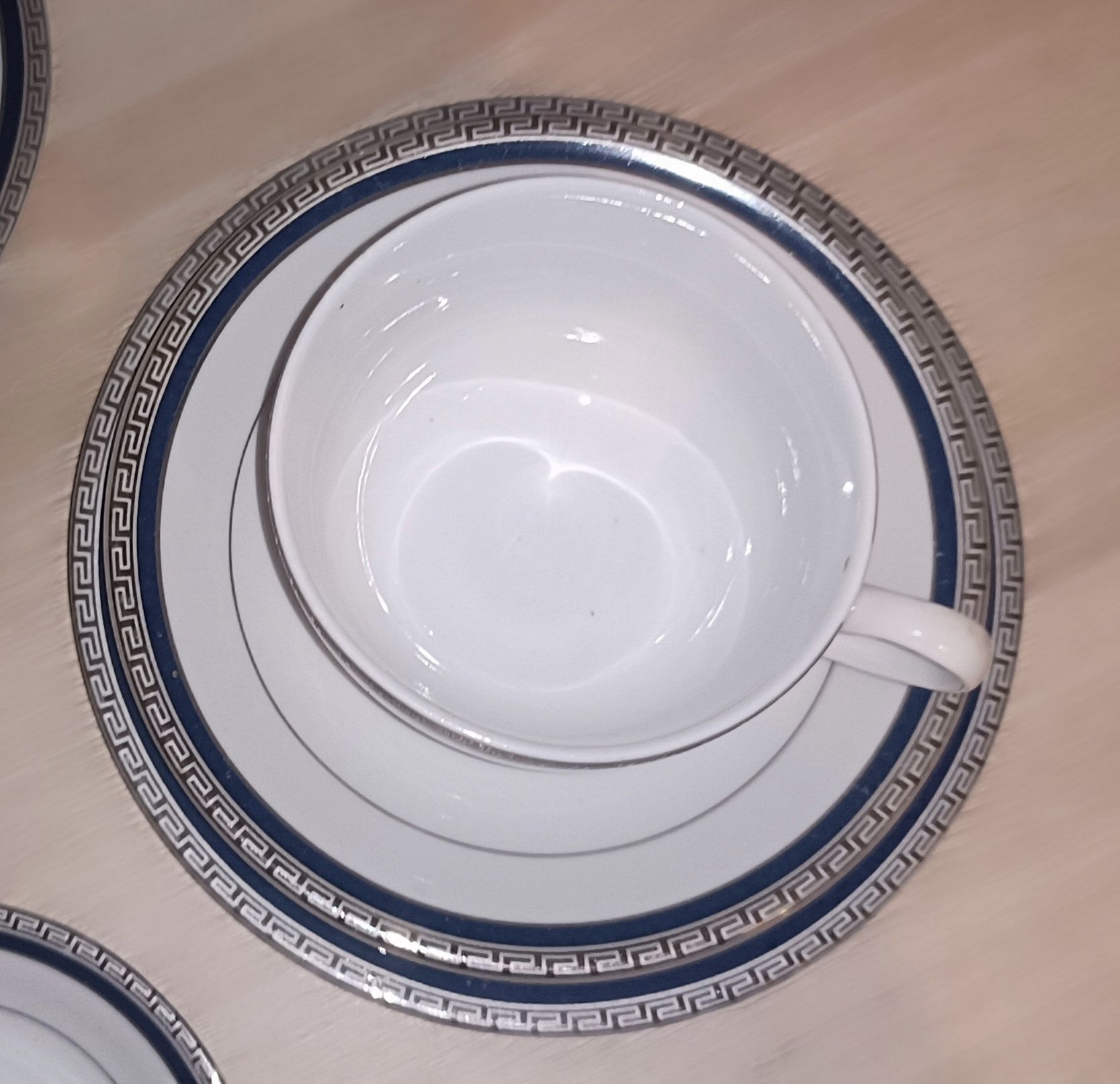 Porcelanowy komplet filiżanek ze spodkami.