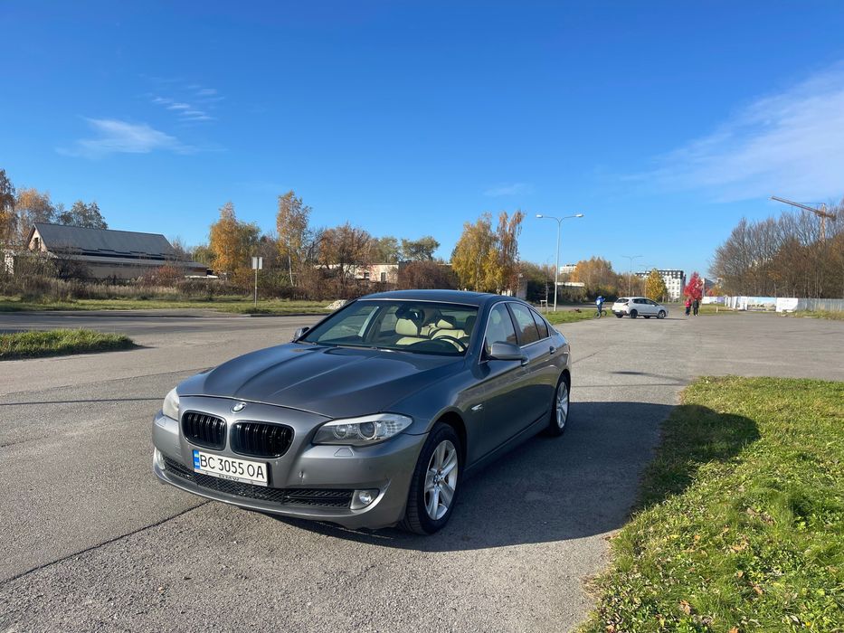 Автомобіль BMW 5 2012 року