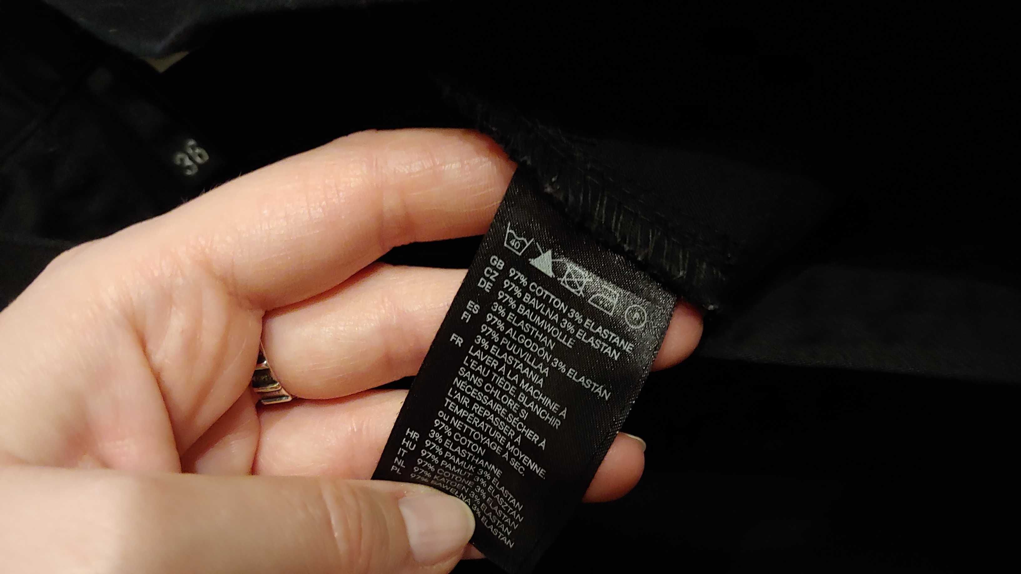 Zgrabna minióweczka H&M. Rozmiar S. 
bawełna 98%