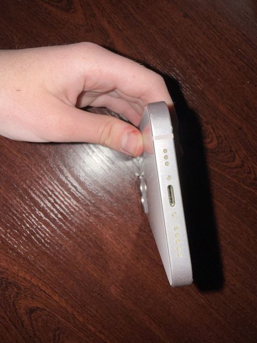 Iphone 13, 256 гб, б/у, тріснутий трохи екран, предоплата