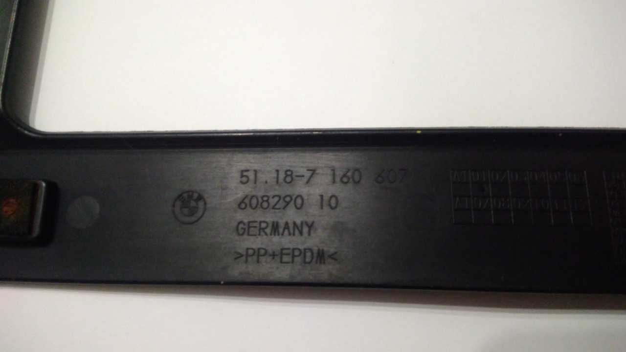 Продам оригинальную рамку номерного знака для BMW f30 USA, б/у