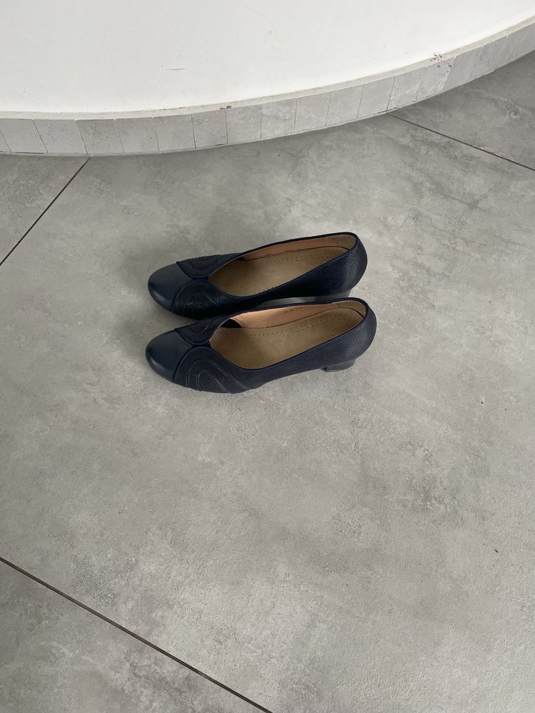 Buty eleganckie czółenka granatowe roz.41 skora