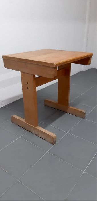 Mesa de madeira pequena