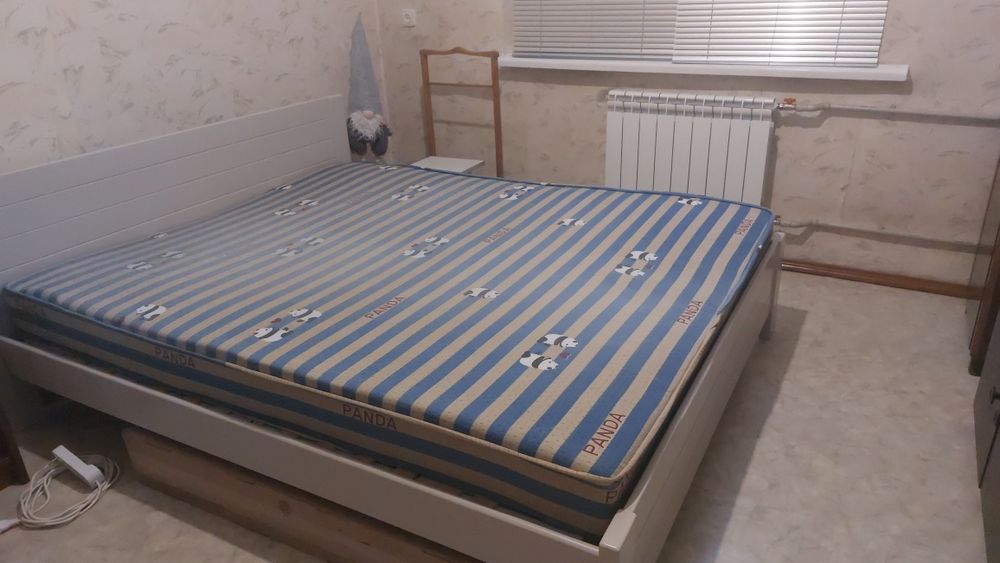 Двуспальная кровать с матрасом