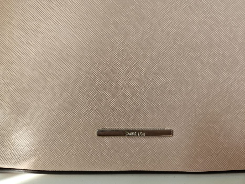 Pudroworóżowa torebka na ramię Bershka